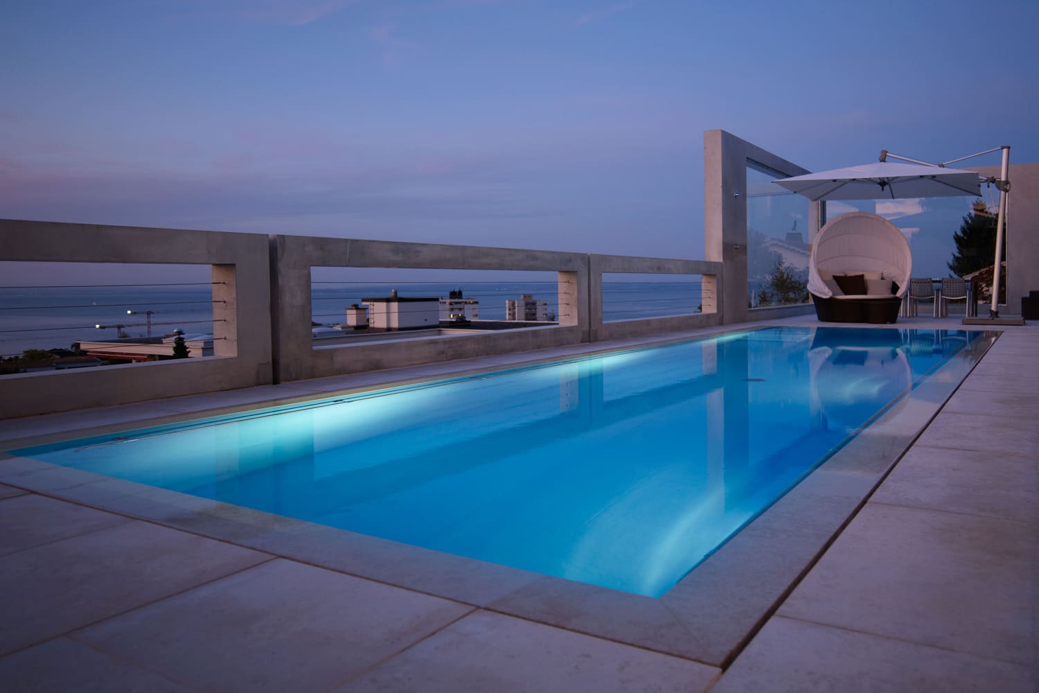 Schwimmbad mit Überlaufrinne, Infinity Pool